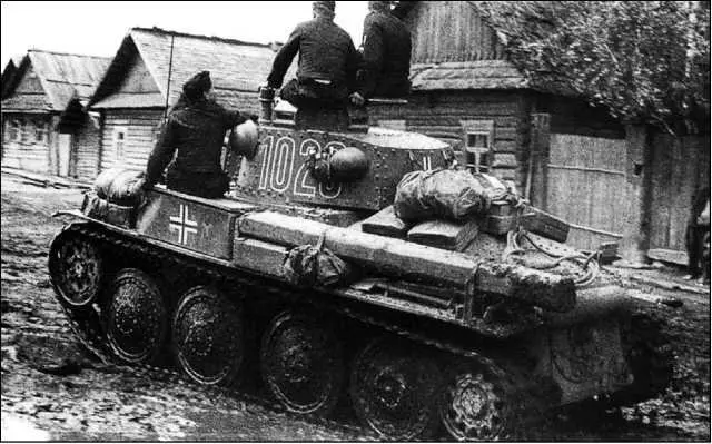 Вверху Поход на Восток начался Колонна танков Pz38t 7й танковой дивизии - фото 258