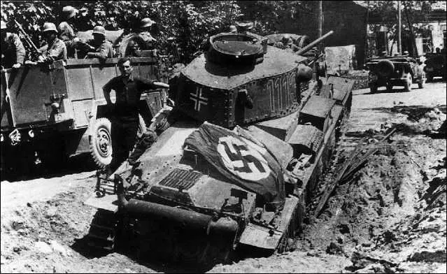Застрявший в воронке Pz38t AusfF 7я танковая дивизия июль 1941 года - фото 259