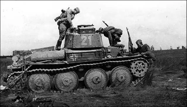 Красноармейцы осматривают подбитый танк Pz38t AusfG из состава 20й - фото 261