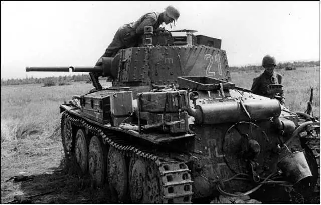 Красноармейцы осматривают подбитый танк Pz38t AusfG из состава 20й - фото 262