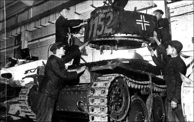 Ремонт трофейного танка Pz38t на одном из советских заводов 1942 год - фото 270