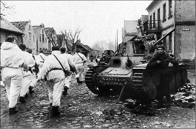 Подбитый танк Pz38t AusfF на улице одного из городов Восточной Пруссии - фото 282