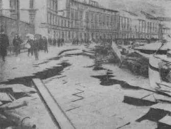 Рис 33 Мессина Трещины разорванной мостовой Вспоминая эти катастрофы - фото 34