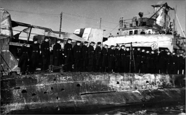 Церемония вручения гвардейского военноморского флага экипажу ПЛ Щ303 1 марта - фото 2