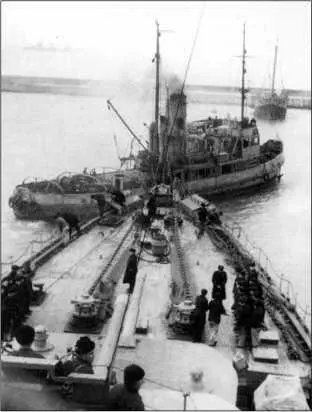 Буксир помогает Красному Кавказу выйти из порта зима 194142 г 29 декабря - фото 42