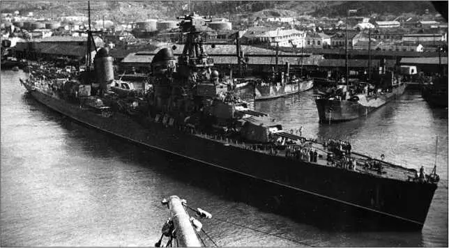 Крейсер Ворошилов в Батуми 1943 г Но он уже начал развивать ход и в - фото 81
