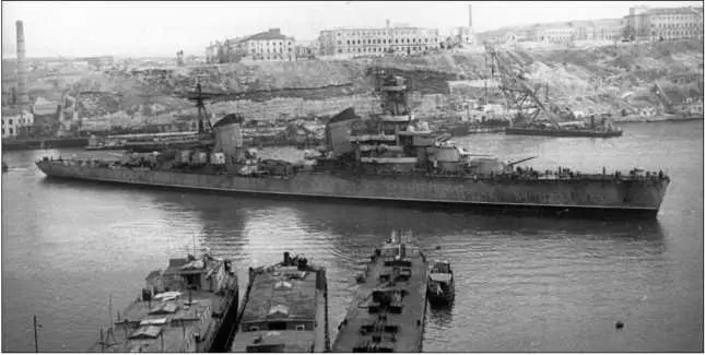 Крейсер Ворошилов в Южной бухте Севастополя 1945 г В апреле 1954 г - фото 84