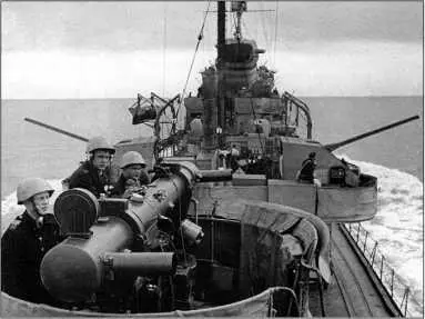 Эсминец Беспощадный в море вид на кормовой дальномерный пост 1943 г 13 - фото 110
