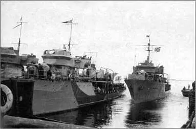 Тральщики Гафель слева и Т217 1944 г В тот же день 4 ноября с - фото 160