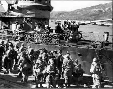 Тральщик Арсений Раскин принимает на борт десант 1943 г 16 января 1944 г - фото 165