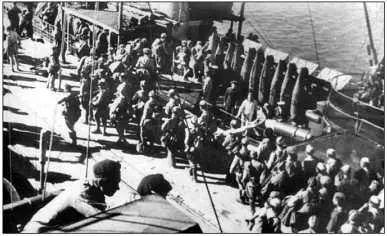 Тральщик Арсений Раскин принимает на борт десант 1943 г 16 января 1944 г - фото 166