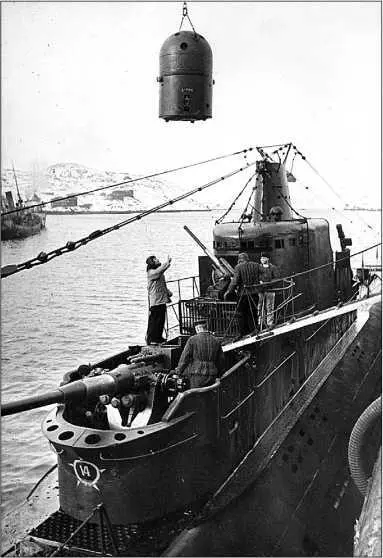 Погрузка мин на К21 1943 г Лодка начала маневрирование для выхода в атаку - фото 189