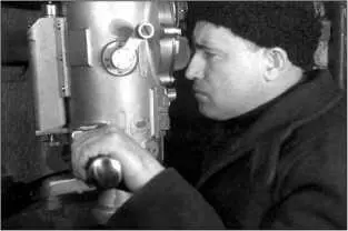 Командир С56 капитан 3 ранга ГИ Щедрин у перископа 1943 г Лодка прошла - фото 228