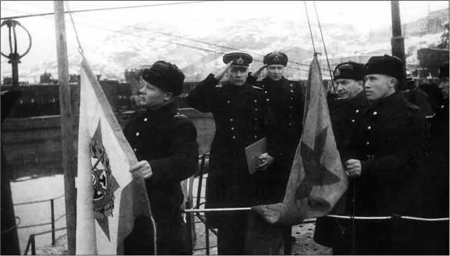 Подъем Краснознаменного военноморского флага в ноябре 1944 г С51 - фото 236