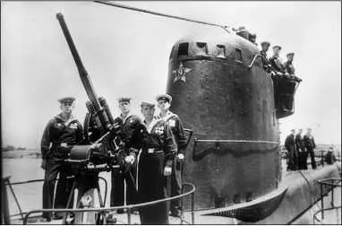 45мм орудие и рубка подводной лодки М111 В августе 1953 г М111 была - фото 252