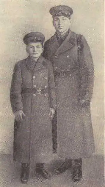 Петя Клыпа и его брат лейтенант Н С Клыпа 1941 г Валя Зенкина 1941 г - фото 44