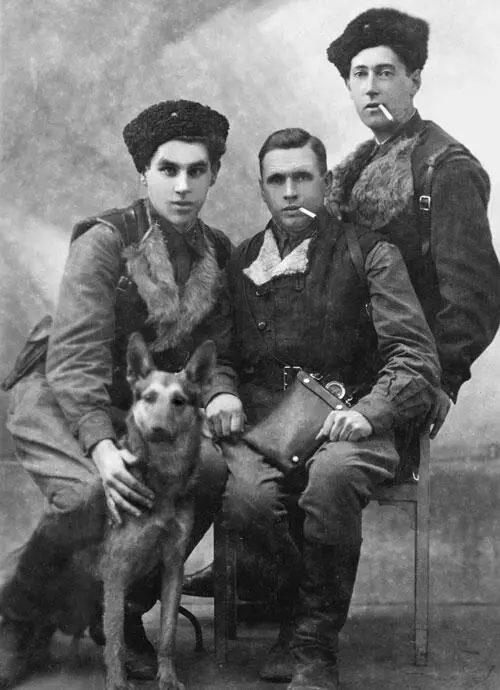 Слева направо Алексей Высоцкий с овчаркой Барри Николай Петров Александр - фото 43