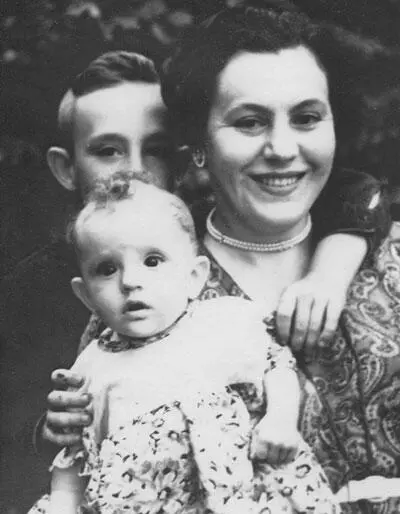 Александра Высоцкая с сыном Алекандром и дочерью Ирэной Мукачево 1953 г Так - фото 51