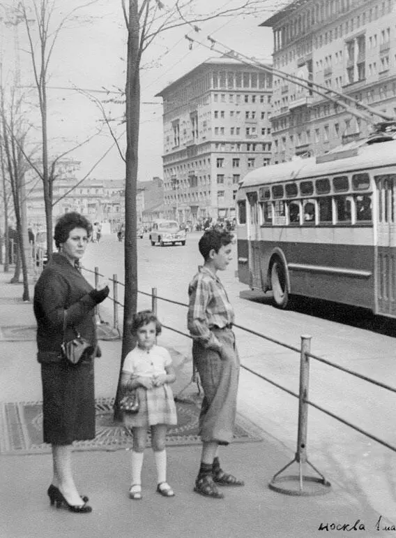 Наша семья вернулась в Москву в 1959 г Александра Ивановна Ирэна и Александр - фото 75