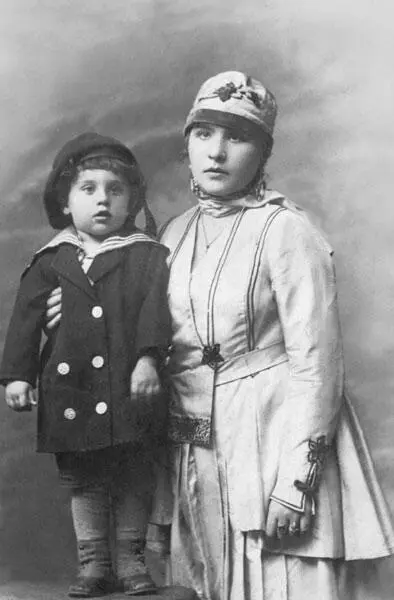 Ирина Алексеевна Высоцкая со старшим сыном Семеном Ирина Алексеевна всегда была - фото 110