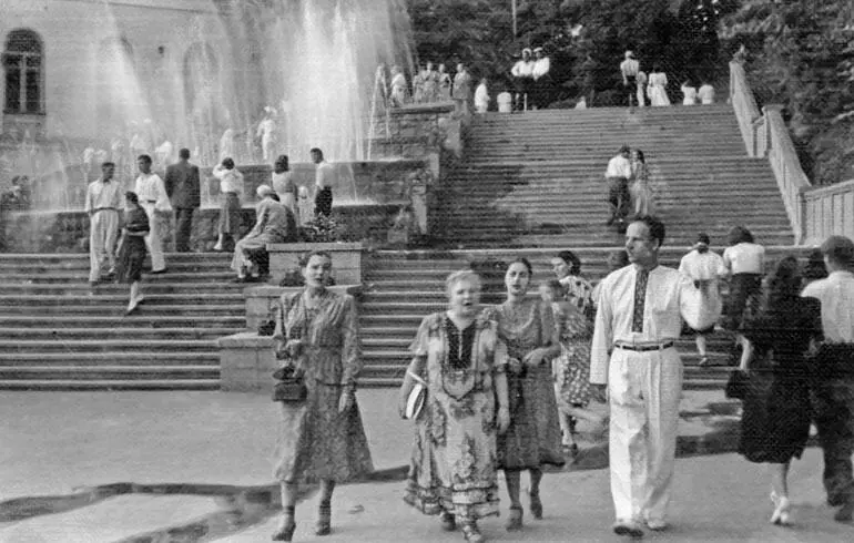 Ирина Алексеевна Высоцкая со вторым мужем Георгием Лукичем и невестками - фото 117
