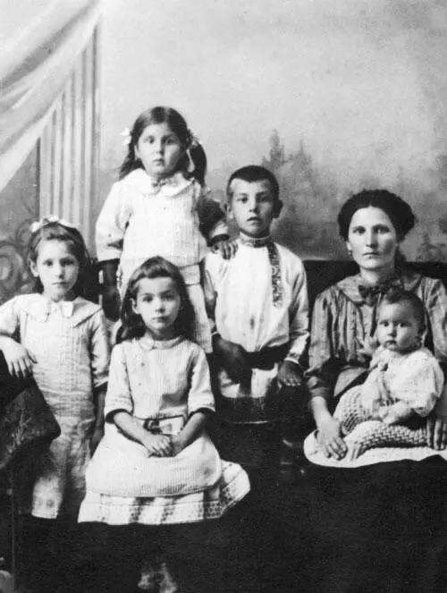Евдокия Андреевна Серегина с детьми Слева направо дочь друзей Серегиных Вера - фото 123