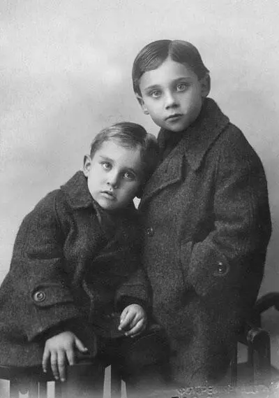 Сеня и Алеша Высоцкие отец и дядя поэта Киев Фотография 1923 г Как и - фото 124