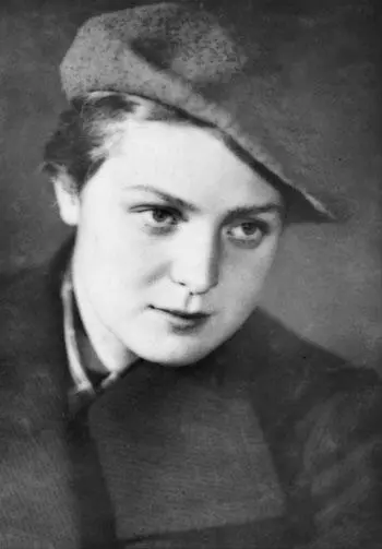 Гуля Королева Москва 1941 г Москва Няняхохлушка восхищается внешностью - фото 130
