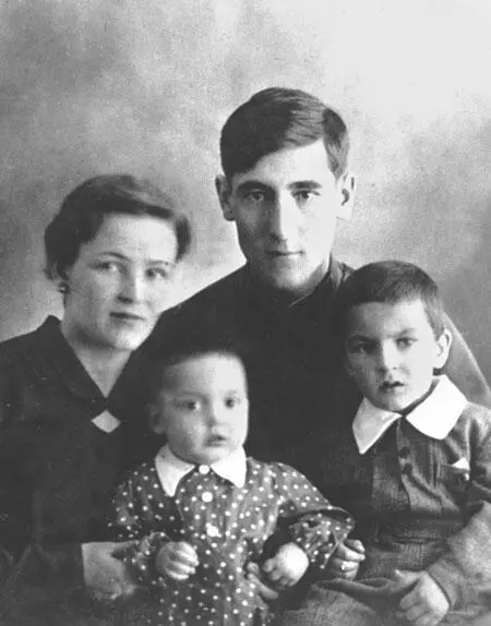 Слева направо Александра и Владимир Серегины с детьми Ларисой и Всеволодом - фото 137