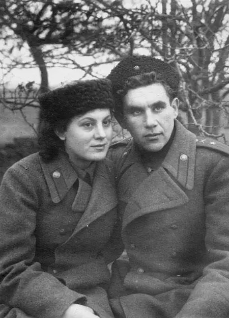 Алексей и Александра Высоцкие 1943 г Алексей Владимирович всегда во всех - фото 148