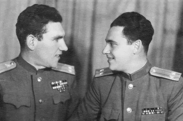 Алексей и Семен Высоцкие Семен в кителе Алексея Снимок предназначен для - фото 164