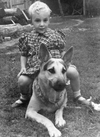 Саша Высоцкий с Каратом Гайсин 1950 г Этот снимок и снимок Володи с Каратом - фото 184