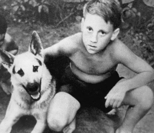 Володя Высоцкий с Каратом Гайсин 1950 г 9 июля 50го года Володя пишет маме - фото 187