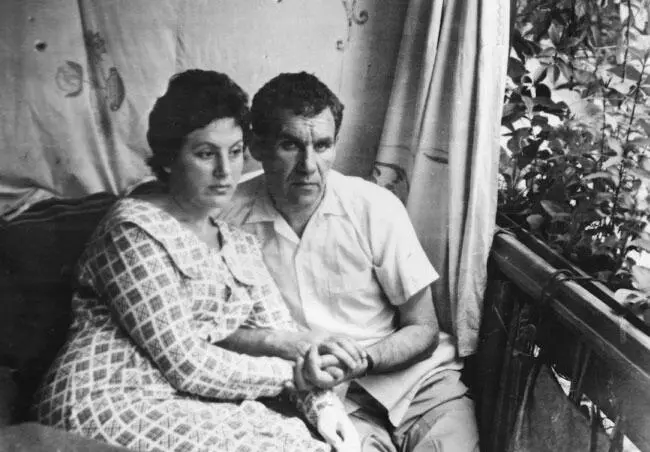 Алексей Высоцкий с женой в гостях у мамы на любимом балконе Ирины Алексеевны - фото 189