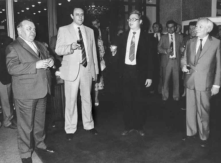 Саша в Чехословакии второй справа 1985 г Первые же песни Володи завоевывают - фото 213