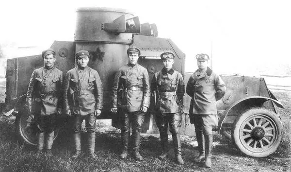 Экипаж бронеавтомобиля Остин 3й серии у своей машины Лето 1919 года - фото 68