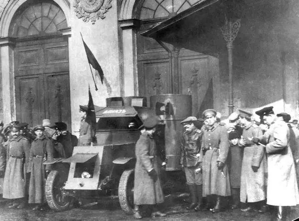 Офицеры и солдаты Запасного броневого дивизиона у Михайловского манежа перед - фото 102