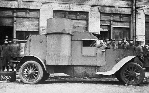 Бронеавтомобиль Остин 2й серии на улице Киева Лето 1918 года Машина имеет - фото 110