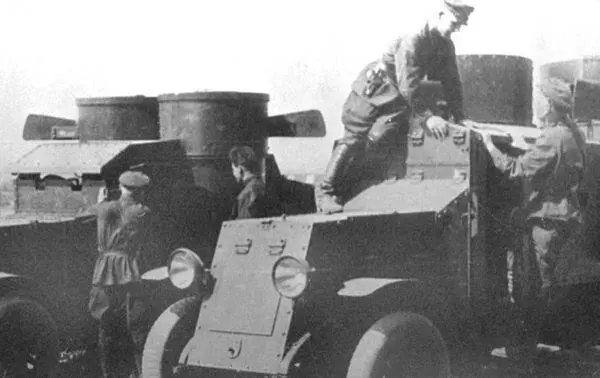 Учения частей Московского военного округа 1923 год Слева Остин 3й серии - фото 135