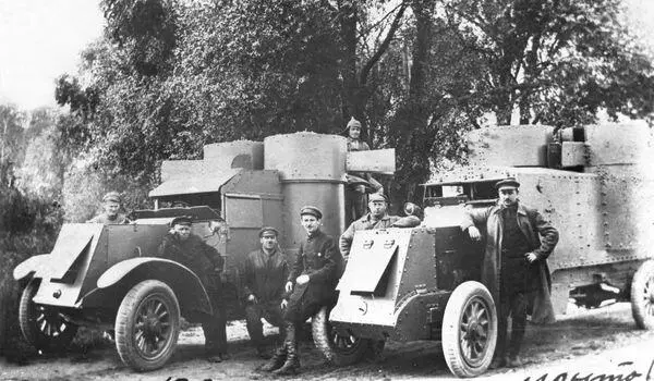 Бронеавтомобили после ремонта 13 сентября 1924 год Слева Остин 2й серии - фото 137