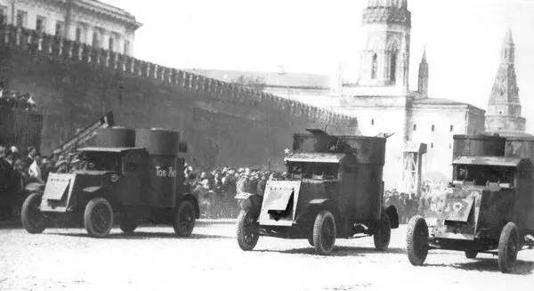 Парад на Красной площади 1 мая 1922 года справа два остина 3й серии оба в - фото 138