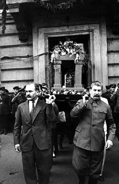 Урну с прахом Горького несут вожди Советского Союза Впереди Молотов и Сталин - фото 76