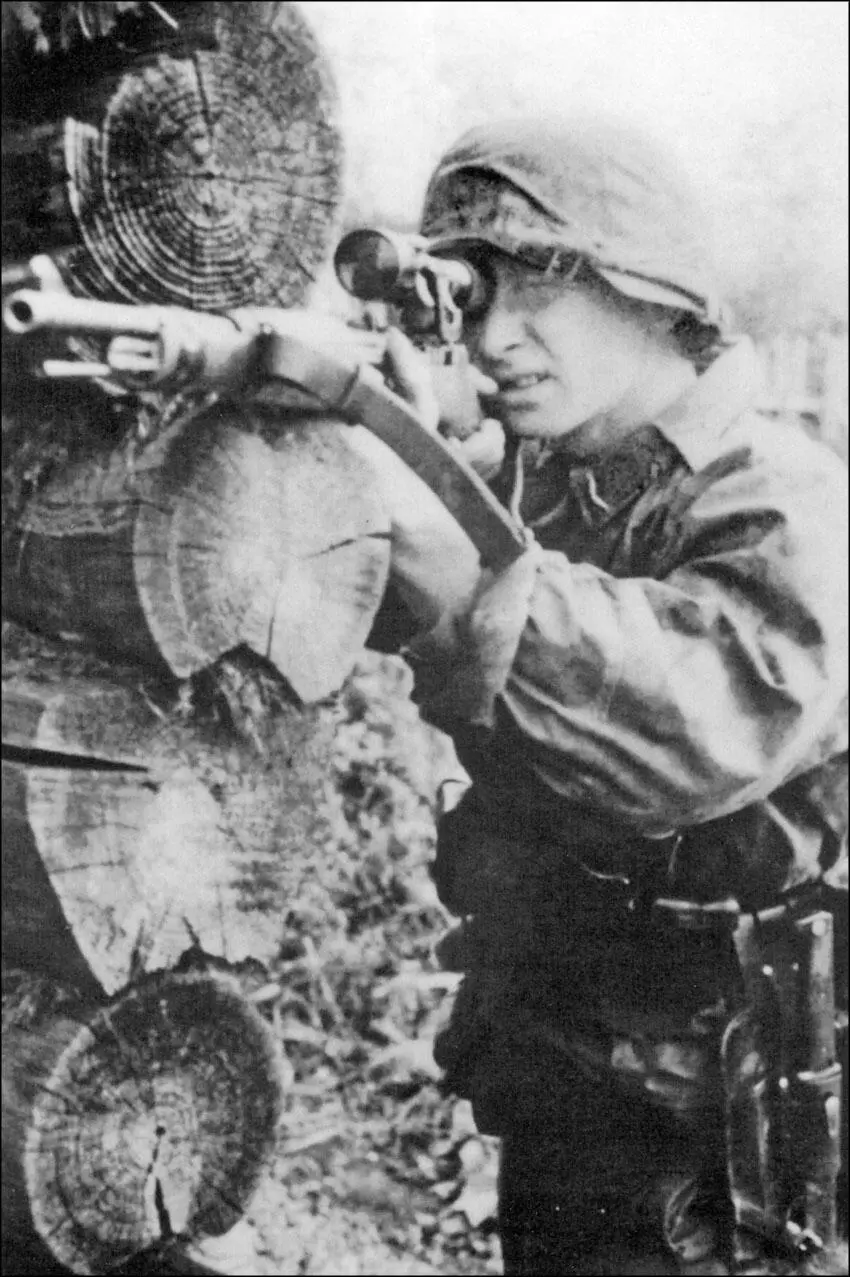 Немецкий снайпер с винтовкой Mauser ZFK98k Сначала мое присутствие в рядах - фото 1
