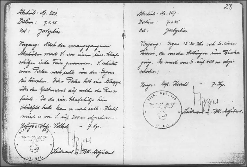 Немецкий солдат прижимается к земле в окопе во время боя 9 января 1945 года в - фото 30