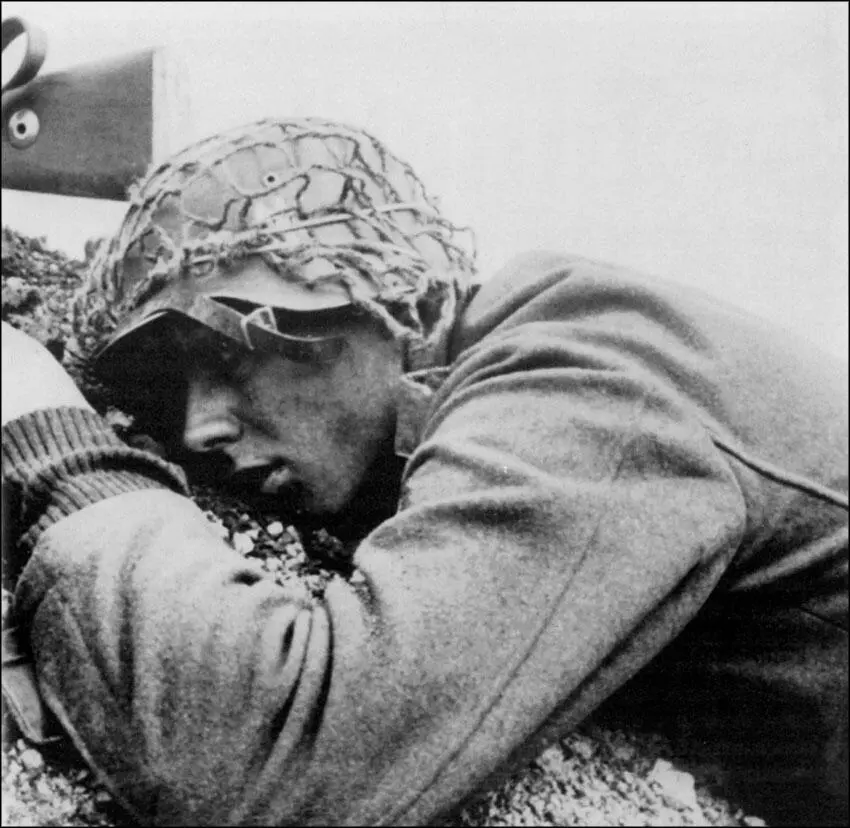 Немецкий солдат прижимается к земле в окопе во время боя 9 января 1945 года в - фото 31