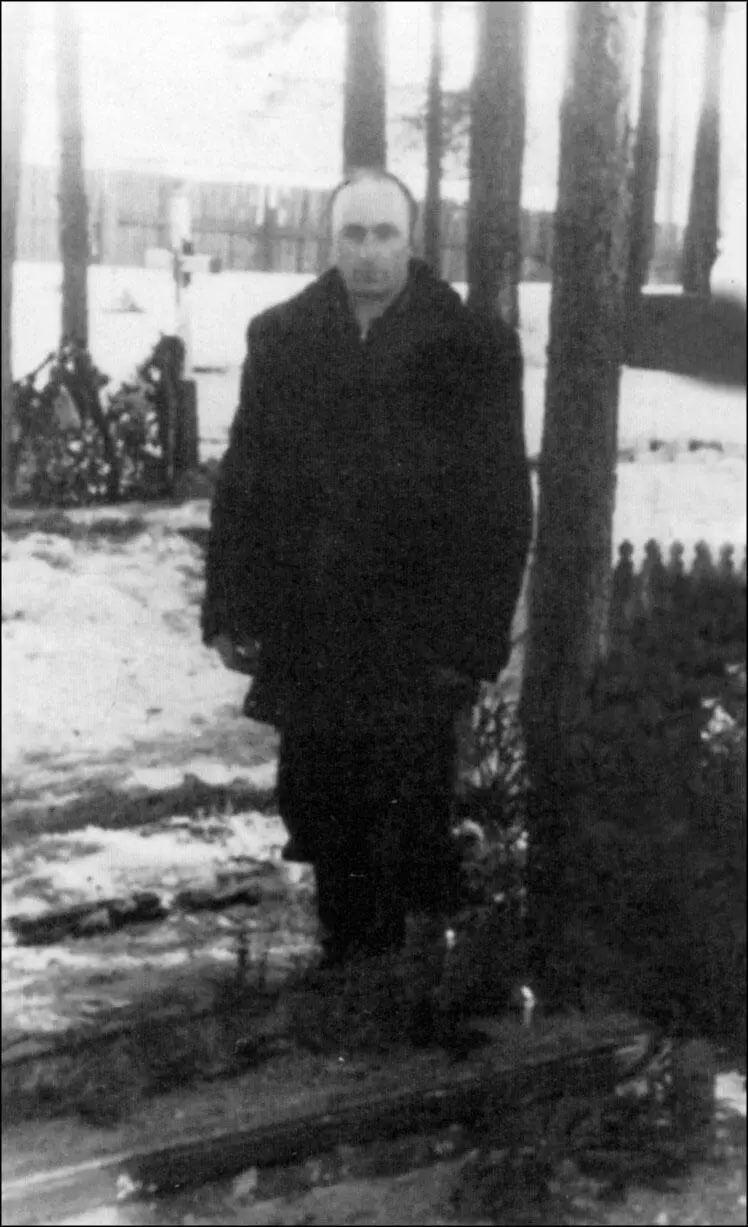 Бруно Сюткус в Лекечае Литва у могилы отца умершего в 1960 году Отца - фото 40