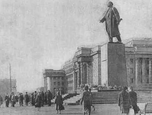 Памятник В И Ленину в городе Оренбурге За пять лет с 1949 по 1953 год - фото 60
