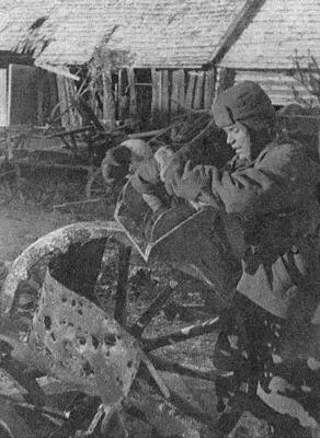 Ленинградский фронт Связист Н Я Томилов сматывает брошенный немецкий - фото 30