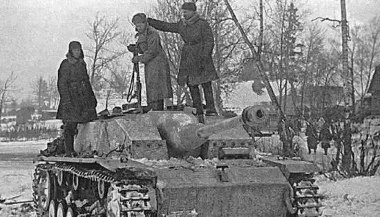 Бойцы осматривают подбитую немецкую самоходку Январь 1943 г В районе - фото 37