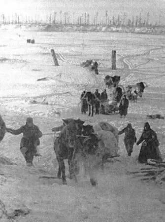Ленинградский фронт Подвоз боеприпасов через р Неву в районе деревни Марьино - фото 41
